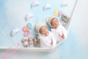 神奈川県横浜市港北区で双子ニューボーンフォト クマの帽子をかぶったハンモックポーズ