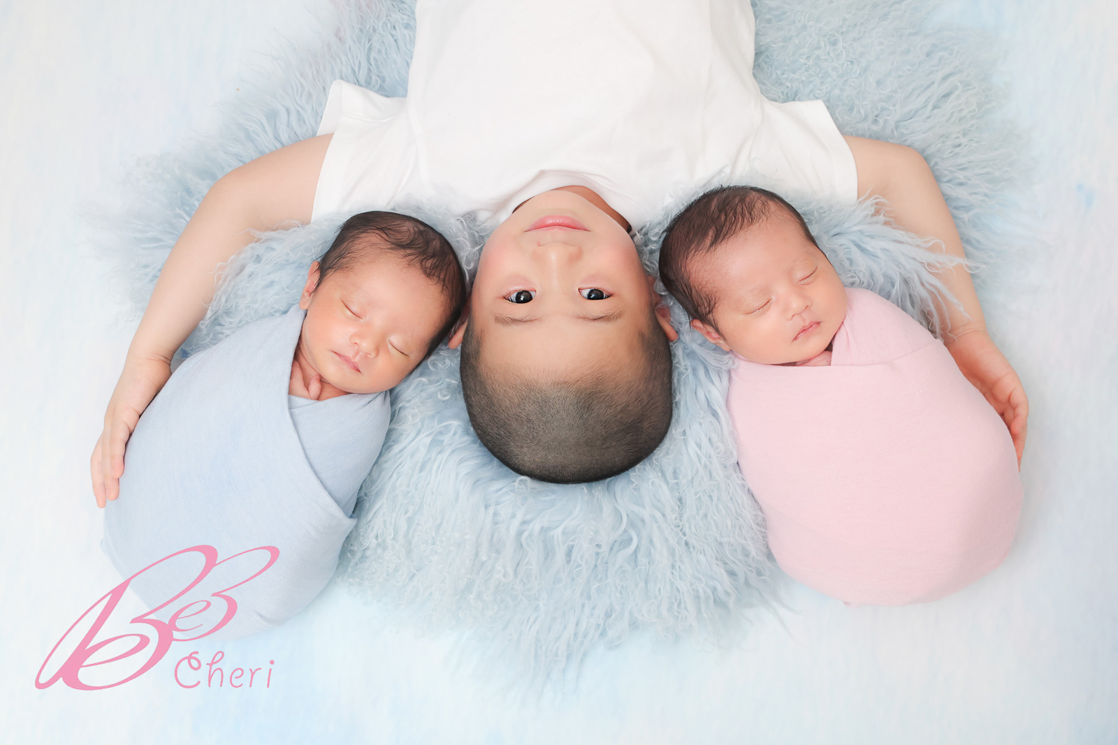 神奈川県横浜市港北区でニューボーンフォト お兄ちゃんと双子ちゃんの兄弟写真