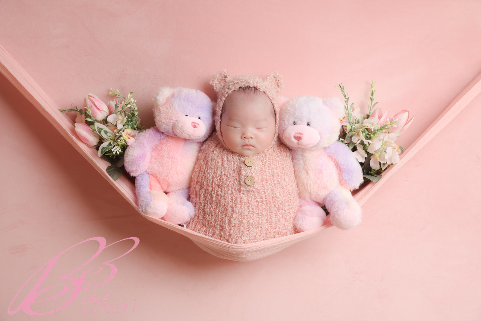 埼玉県秩父市でニューボーンフォト パステルカラーのクマさんとピンクのハンモックで眠る赤ちゃん