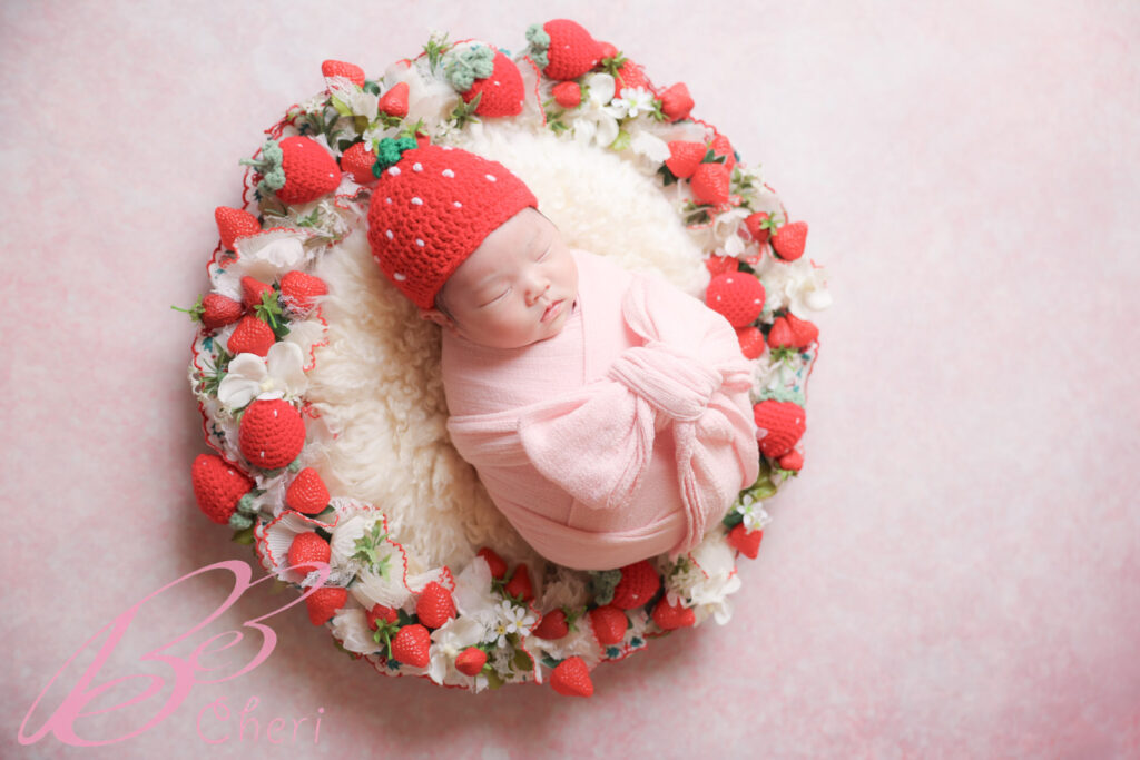 埼玉県秩父市でニューボーンフォト出張撮影 いちごの帽子とリースに包まれた女の子