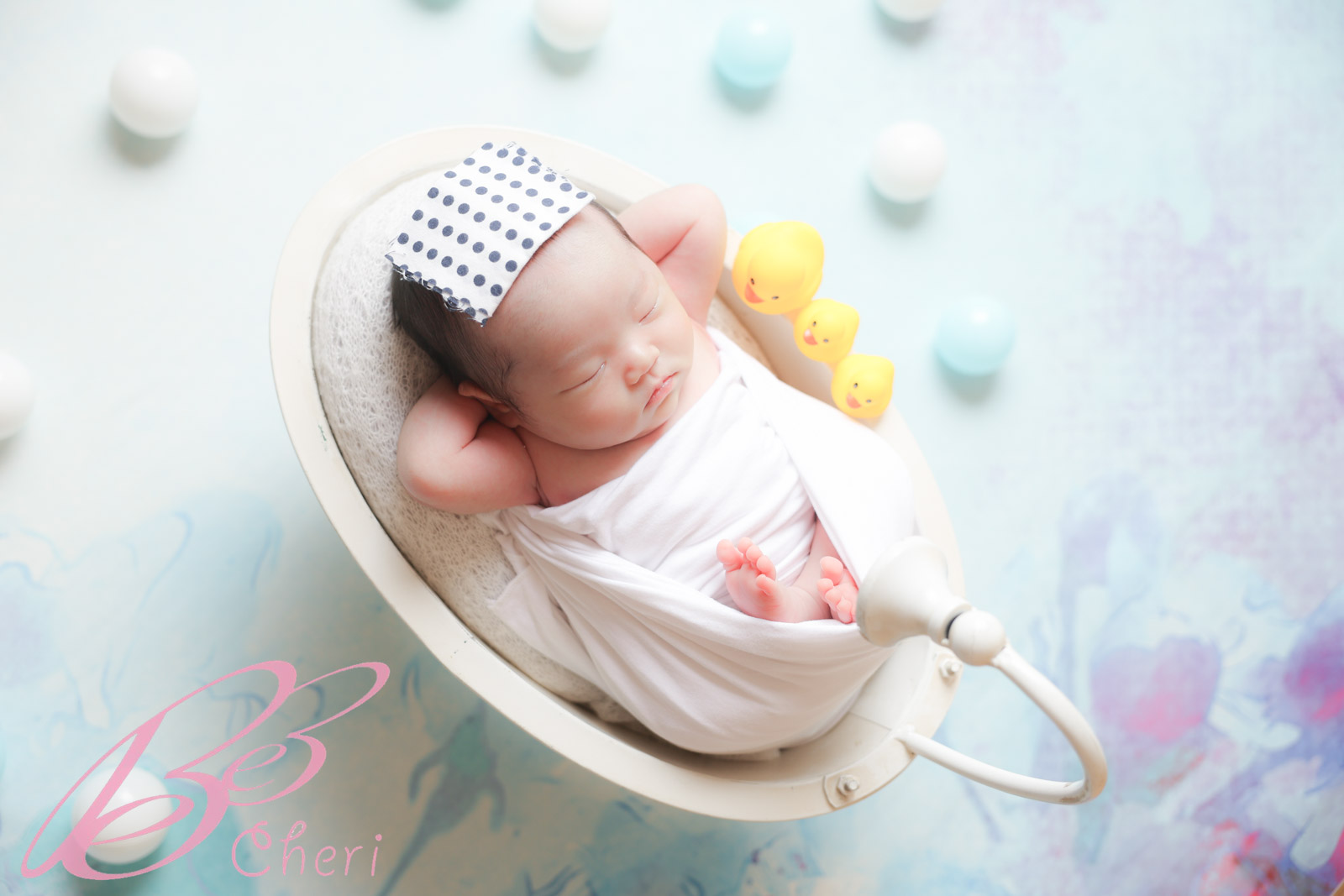 埼玉県秩父市でニューボーンフォト アヒルのおもちゃと一緒のお風呂アートポーズ