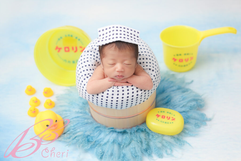 東京都杉並区でレトロニューボーンフォト出張撮影 銭湯の暖簾とケロリン桶のアートポーズ