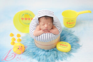 東京都杉並区でレトロニューボーンフォト出張撮影 銭湯の暖簾とケロリン桶のアートポーズ