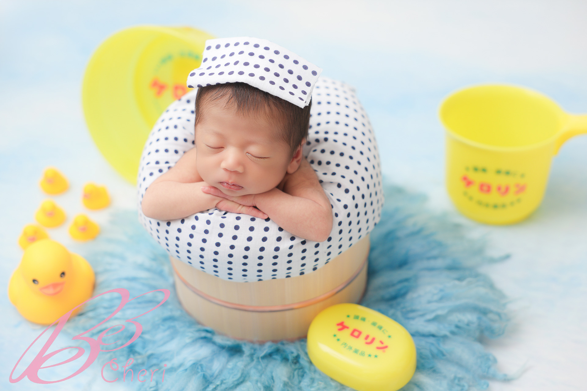 東京都杉並区でニューボーンフォト ケロリン桶と黄色いダックと一緒のアートポーズ