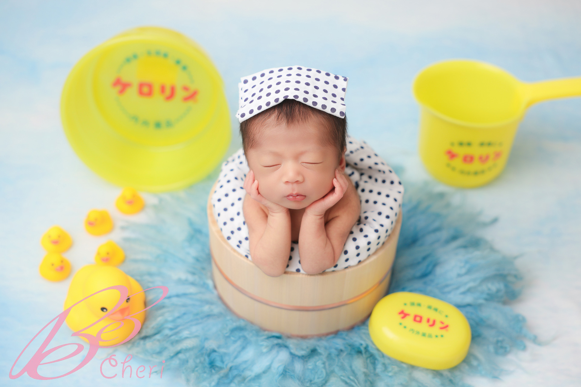 東京都杉並区でニューボーンフォト 銭湯で眠る赤ちゃんのアートポーズ