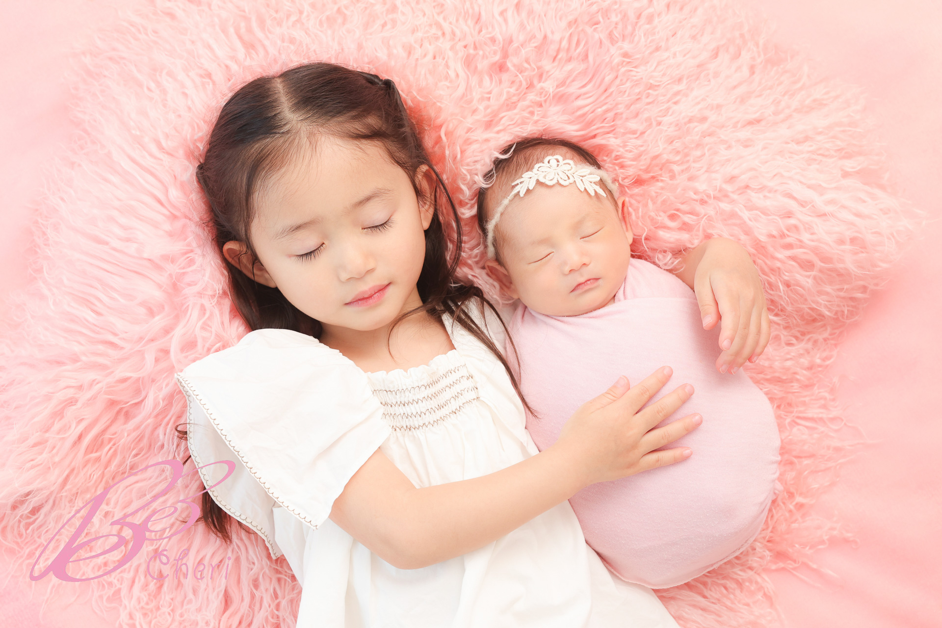 東京都港区南麻布でニューボーンフォト お姉ちゃんと赤ちゃんの姉妹写真