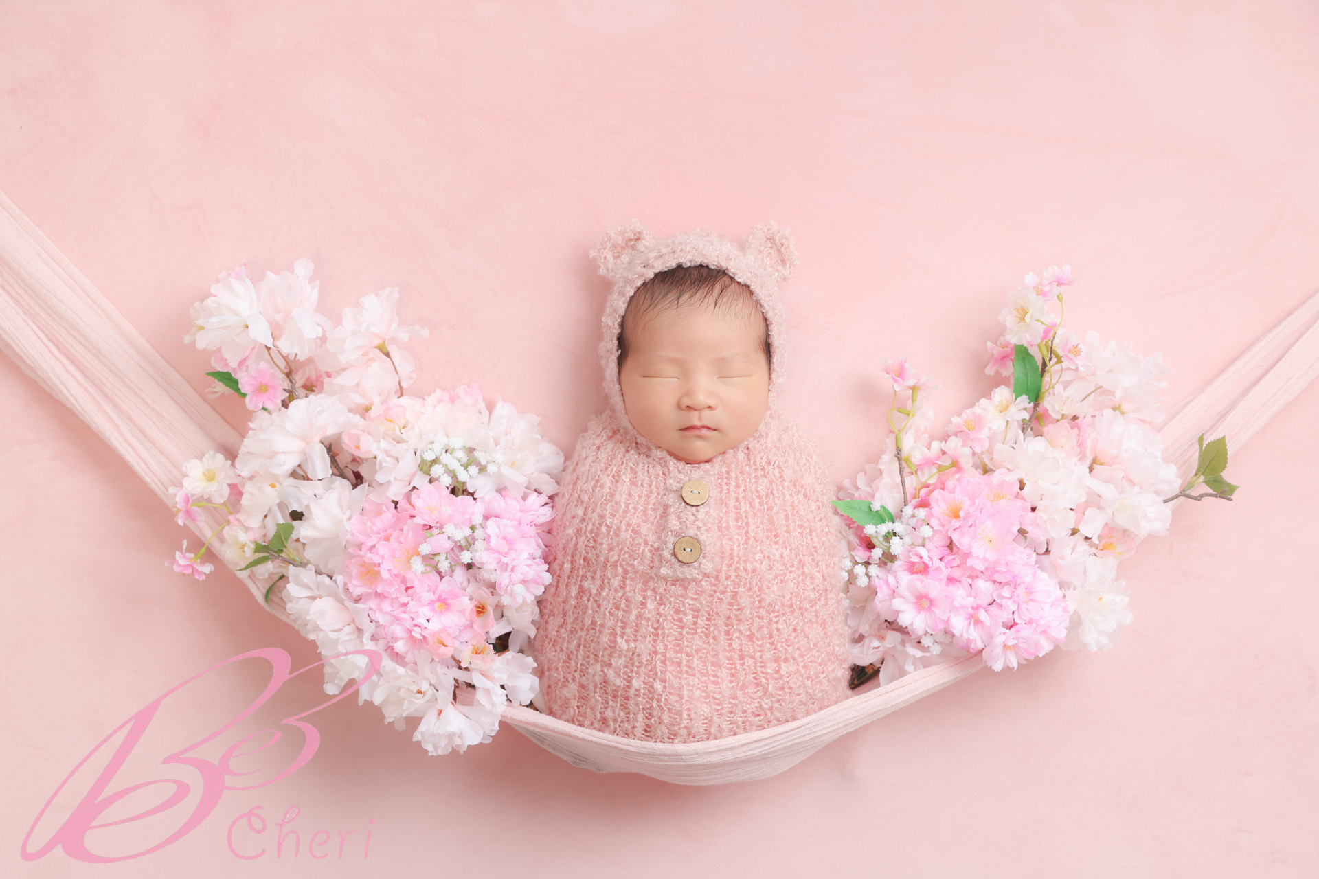 東京都練馬区でニューボーンフォト出張撮影 桜とピンクのハンモックで眠る赤ちゃん