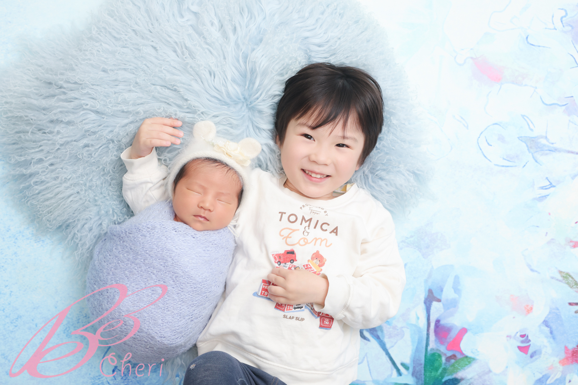 東京都練馬区でニューボーンフォト お兄ちゃんと赤ちゃんの兄妹写真